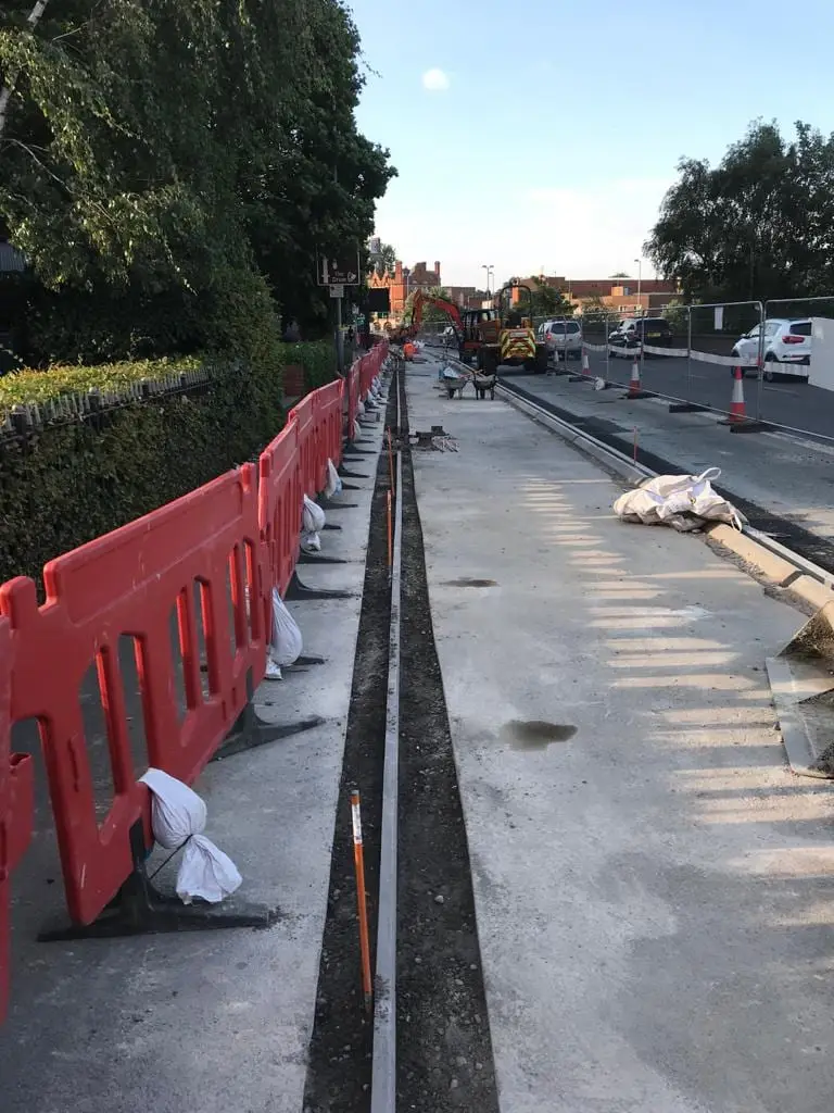 Carriageway works running under pedestrian barriers and traffic management